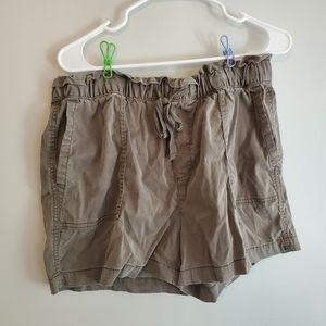 Nordstrom Caslon green shorts size M paperbag waist